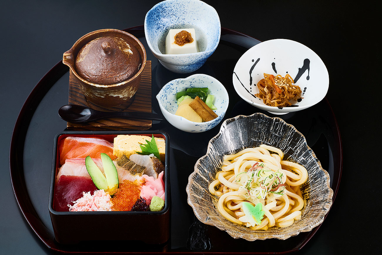 季節のミニ海鮮重と涼うどん